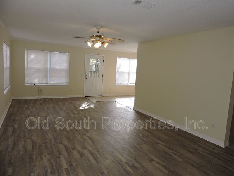 Centrally located with easy access to bases & shopping! property image