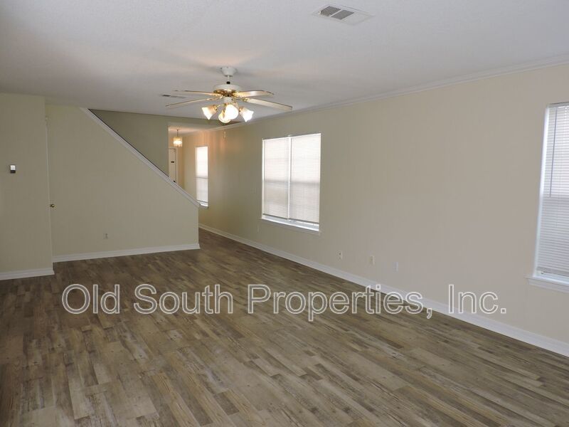 Centrally located with easy access to bases & shopping! property image