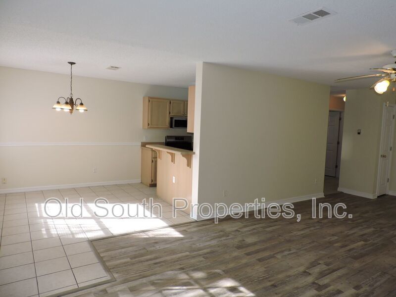 Centrally located with easy access to bases & shopping! property image