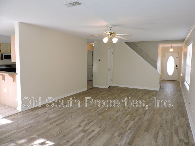Centrally located with easy access to bases & shopping! property image