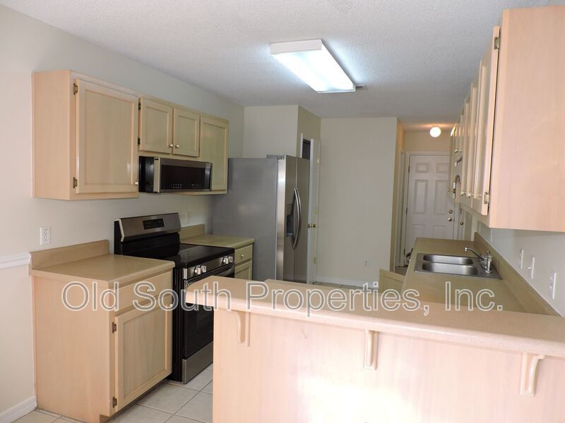 Centrally located with easy access to bases & shopping! property image