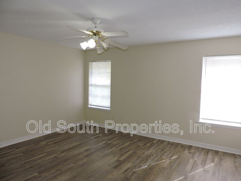Centrally located with easy access to bases & shopping! property image