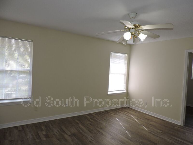 Centrally located with easy access to bases & shopping! property image