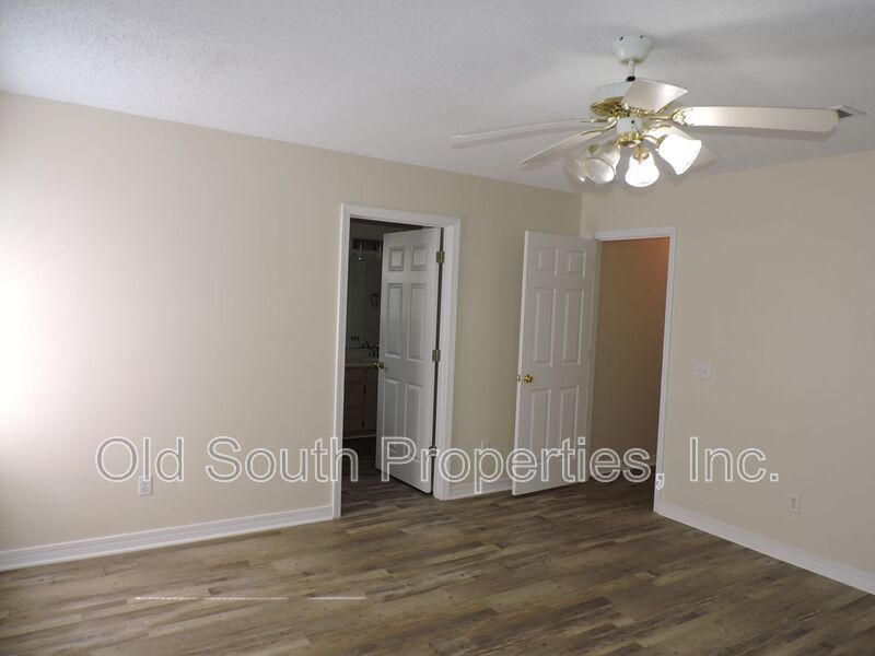 Centrally located with easy access to bases & shopping! property image