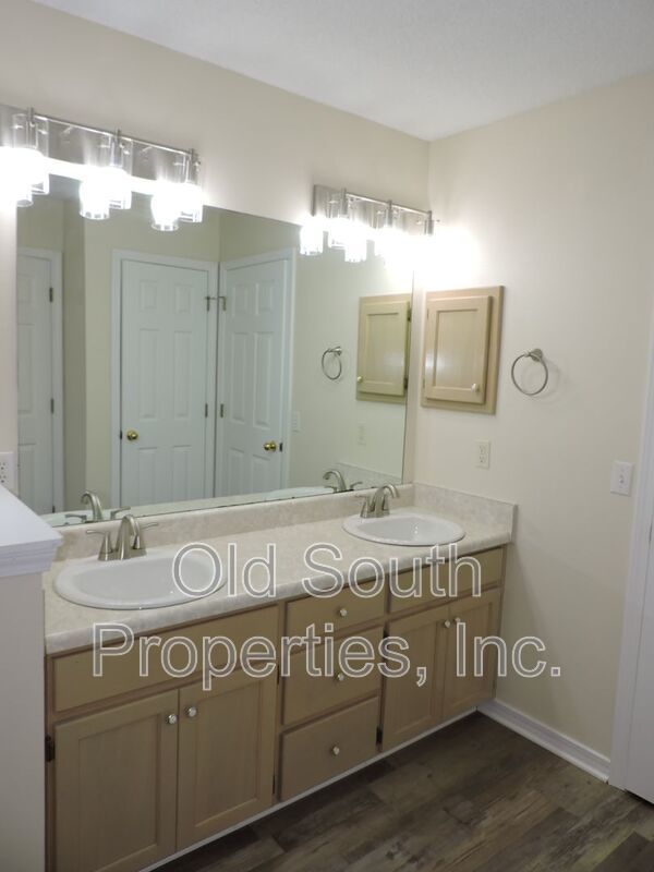 Centrally located with easy access to bases & shopping! property image