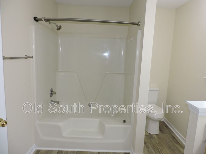 Centrally located with easy access to bases & shopping! property image