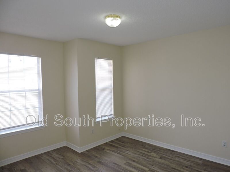 Centrally located with easy access to bases & shopping! property image