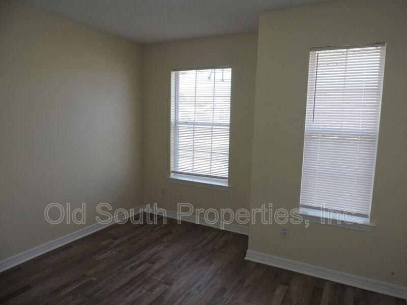 Centrally located with easy access to bases & shopping! property image