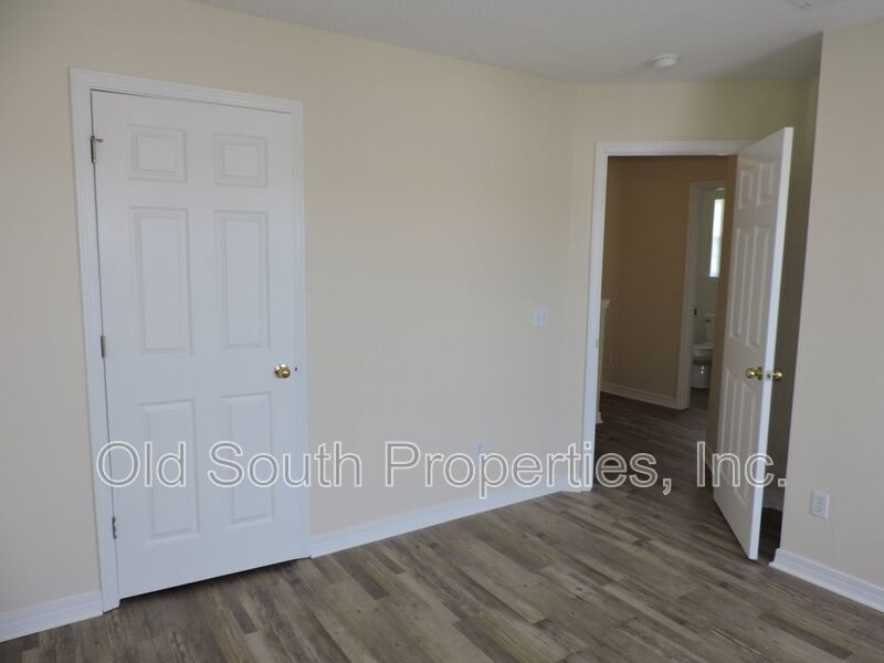 Centrally located with easy access to bases & shopping! property image