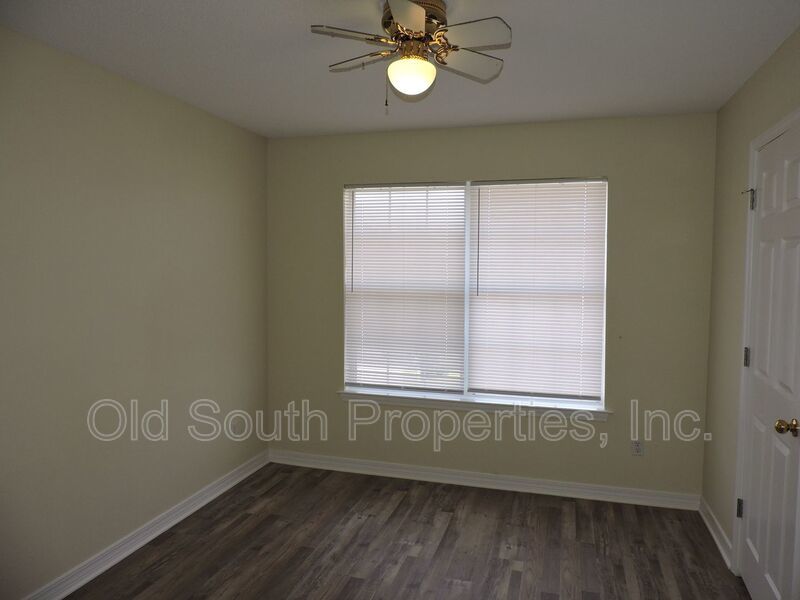 Centrally located with easy access to bases & shopping! property image