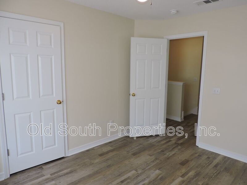 Centrally located with easy access to bases & shopping! property image