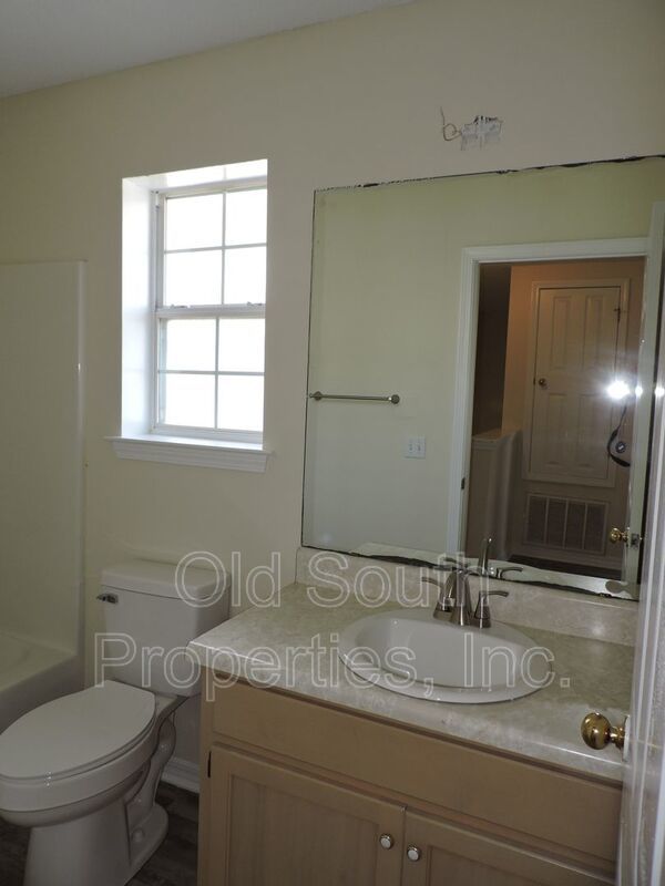 Centrally located with easy access to bases & shopping! property image