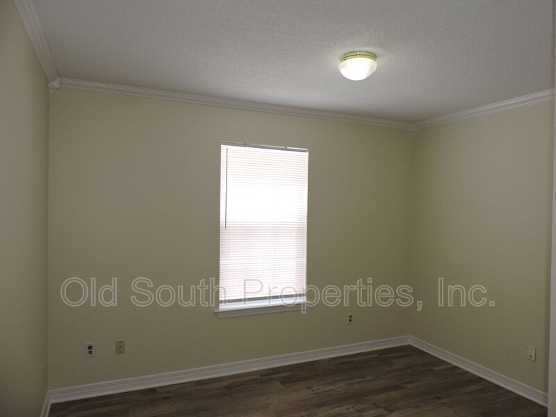 Centrally located with easy access to bases & shopping! property image
