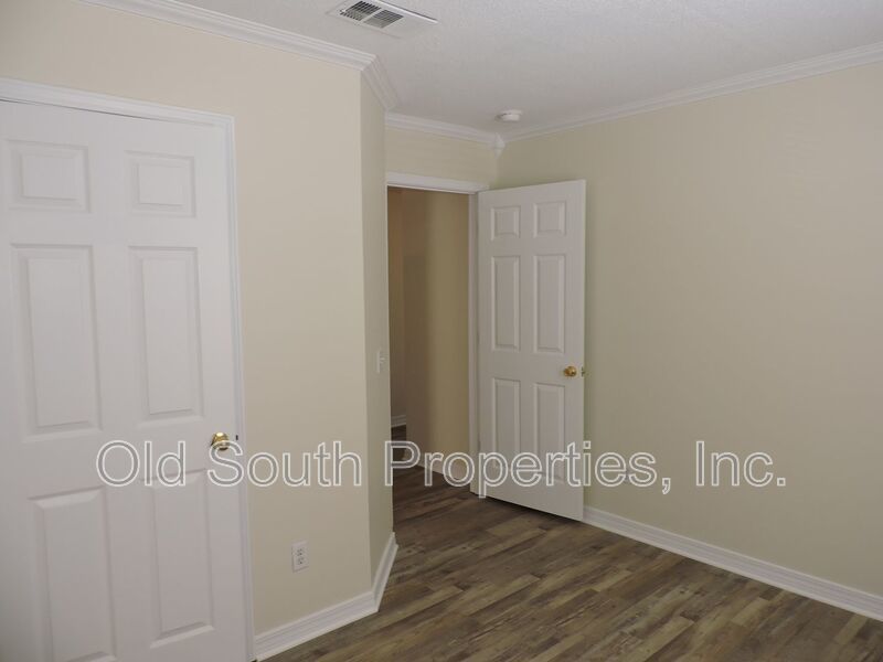 Centrally located with easy access to bases & shopping! property image