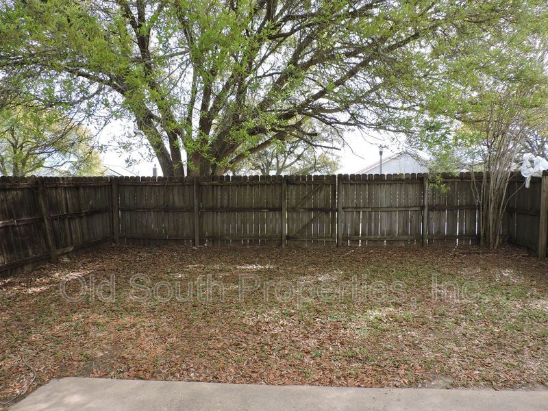 Centrally located with easy access to bases & shopping! property image