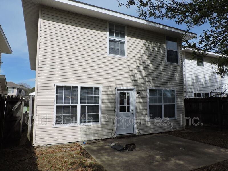 Centrally located with easy access to bases & shopping! property image