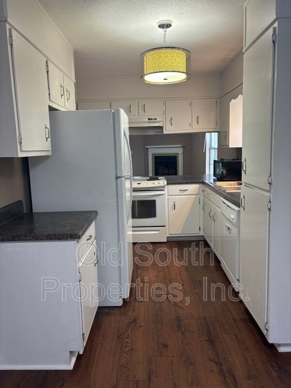 Downstairs condo at Lake Chateau! property image
