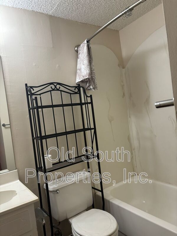 Downstairs condo at Lake Chateau! property image