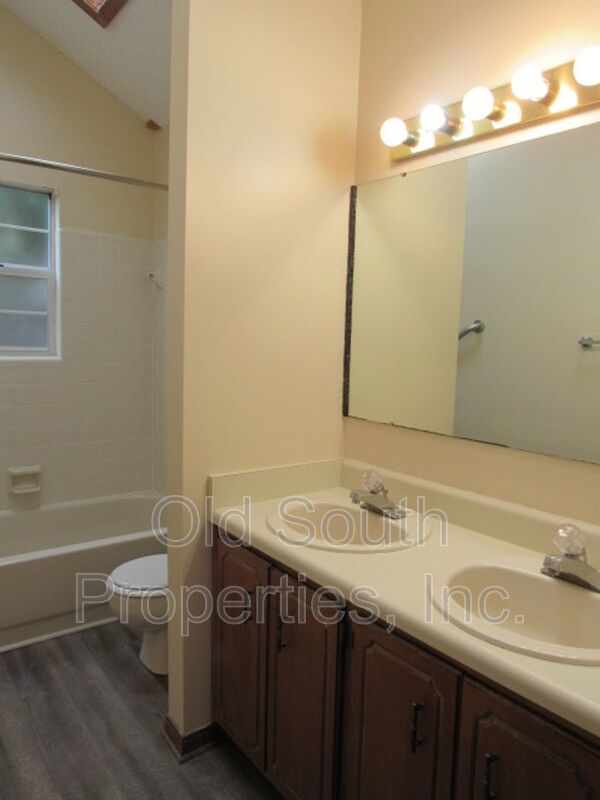 Conveniently located in Northeast Penascola! property image