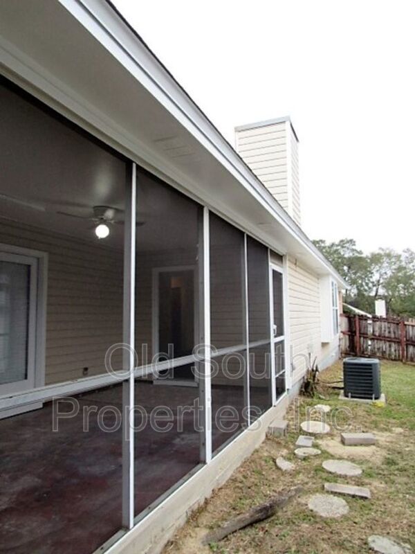 Conveniently located in Northeast Penascola! property image
