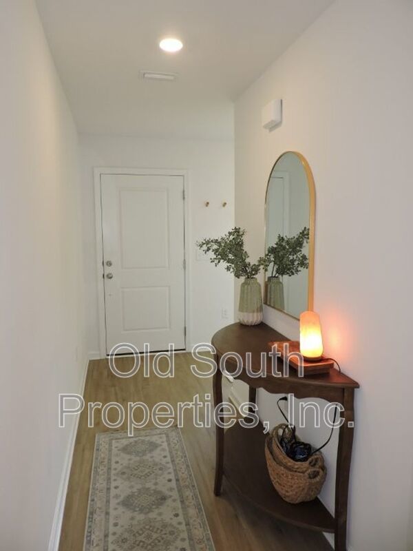 Convenient to bases & beaches! property image