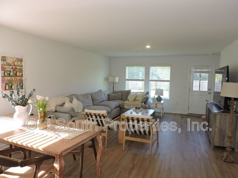 Convenient to bases & beaches! property image
