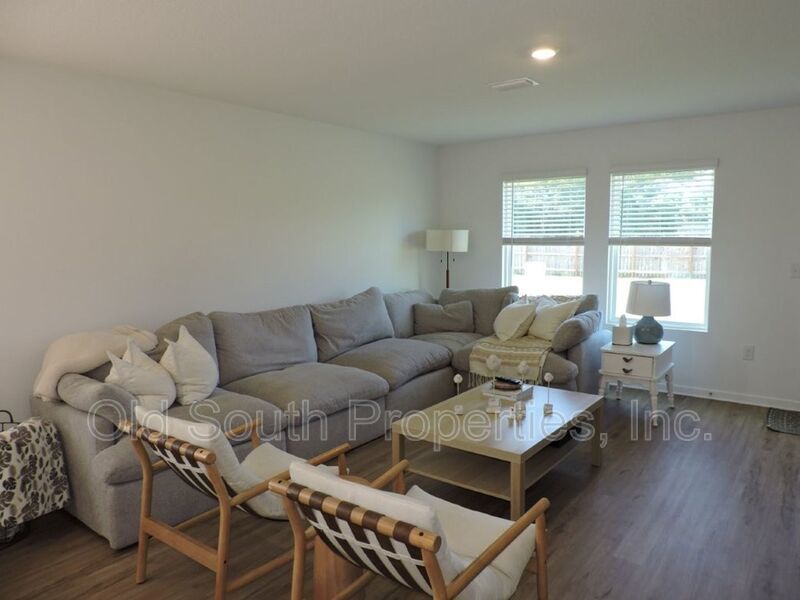 Convenient to bases & beaches! property image