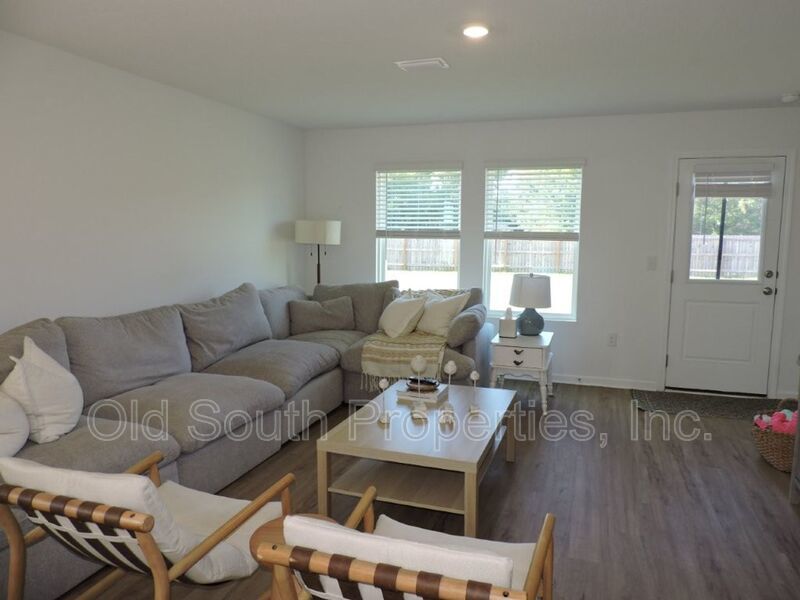Convenient to bases & beaches! property image