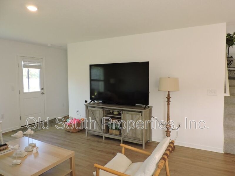 Convenient to bases & beaches! property image