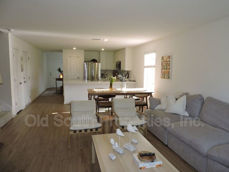 Convenient to bases & beaches! property image