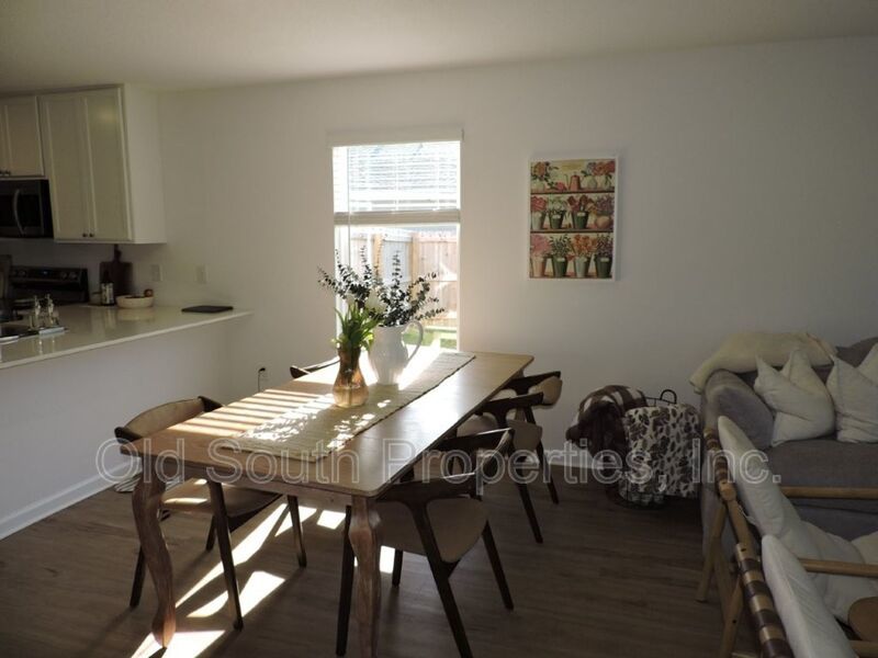 Convenient to bases & beaches! property image