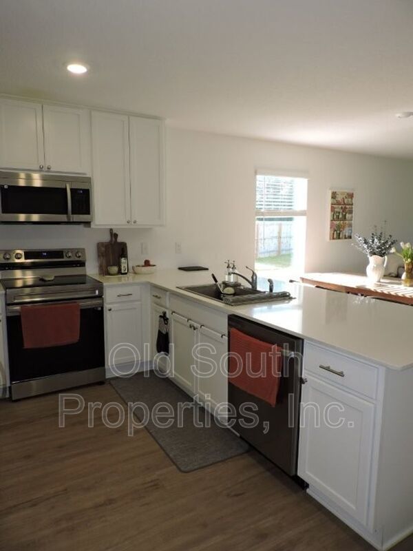 Convenient to bases & beaches! property image
