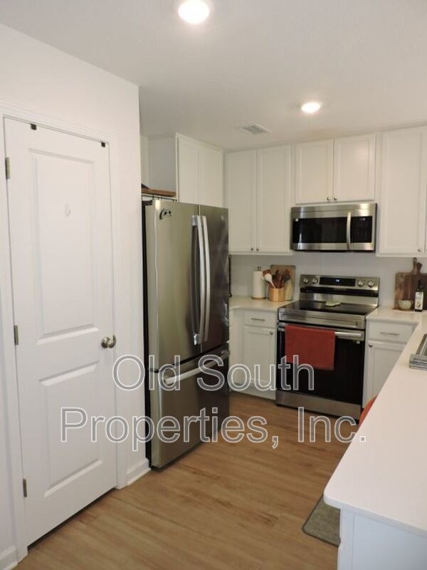 Convenient to bases & beaches! property image