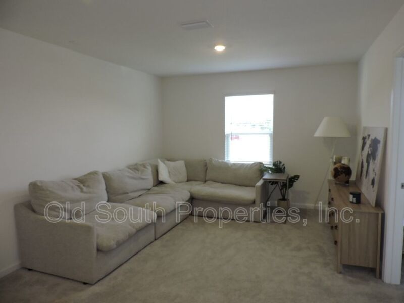 Convenient to bases & beaches! property image