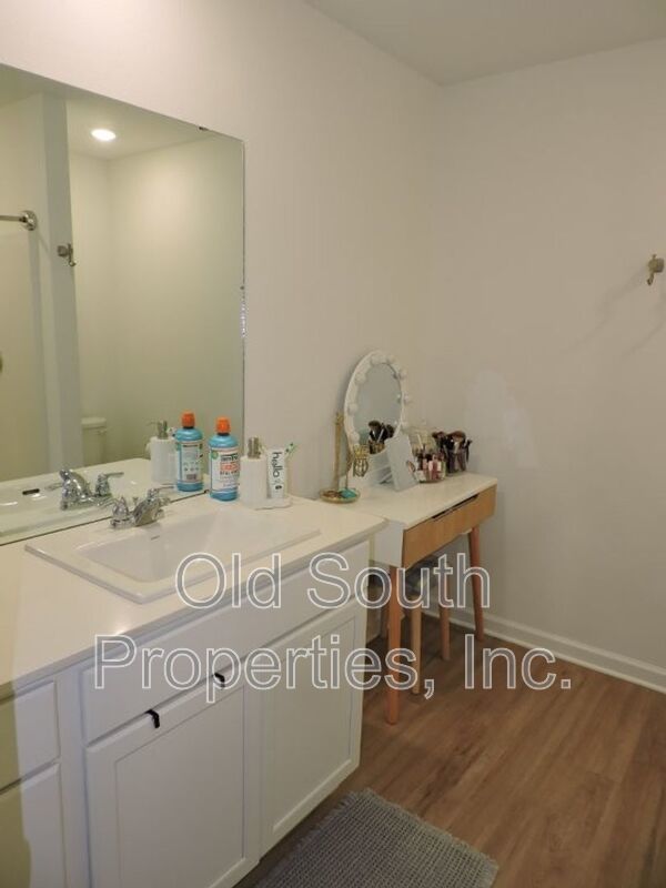 Convenient to bases & beaches! property image