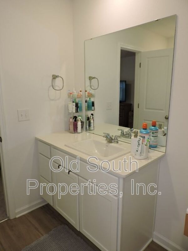 Convenient to bases & beaches! property image