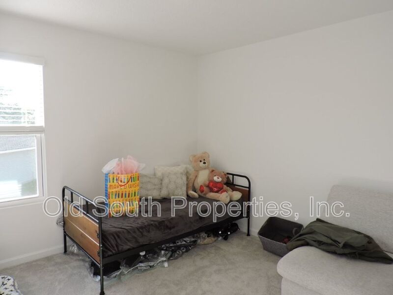 Convenient to bases & beaches! property image