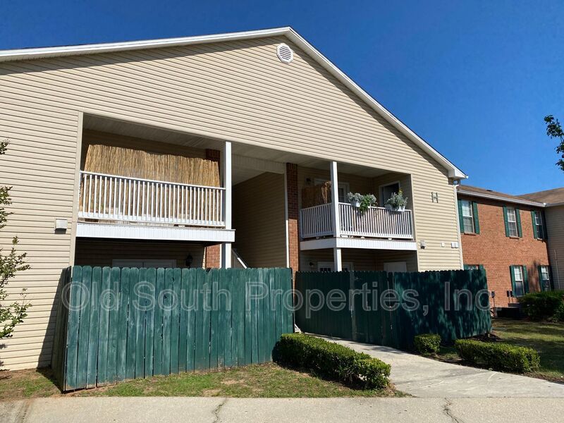 Centrally located & easy access to interstate & shopping! property image