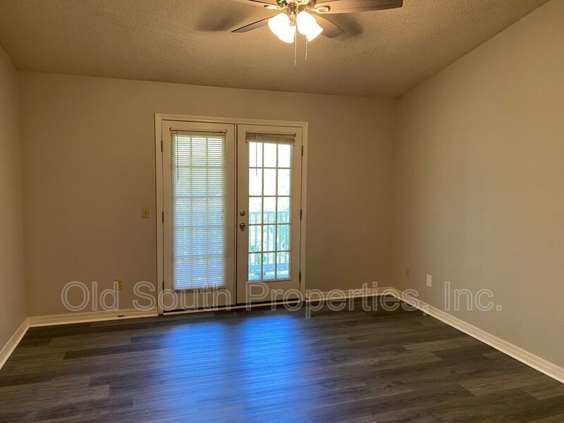 Centrally located & easy access to interstate & shopping! property image