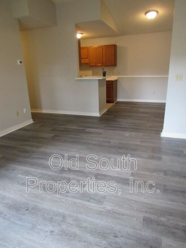 Centrally located & easy access to interstate & shopping! property image