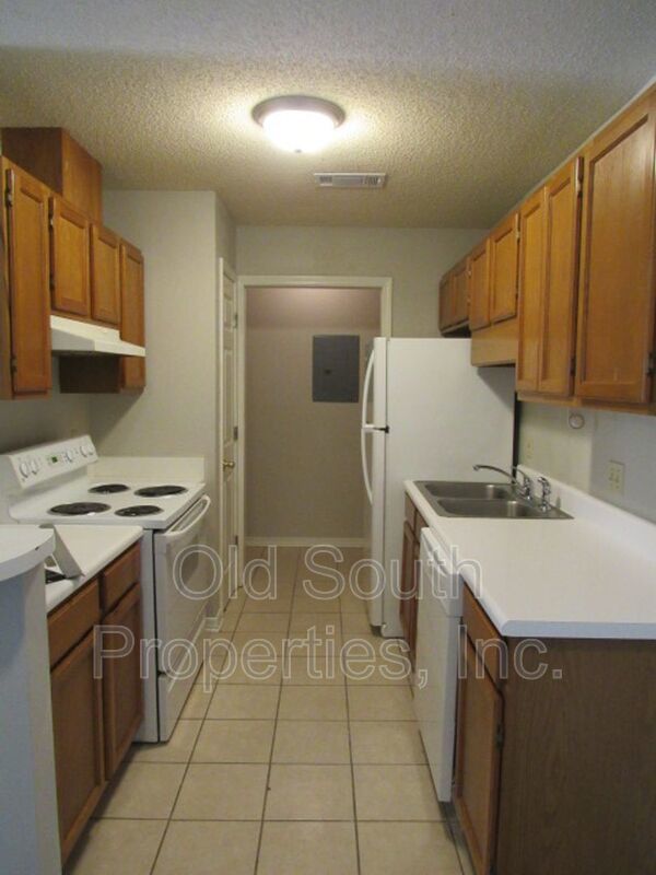 Centrally located & easy access to interstate & shopping! property image
