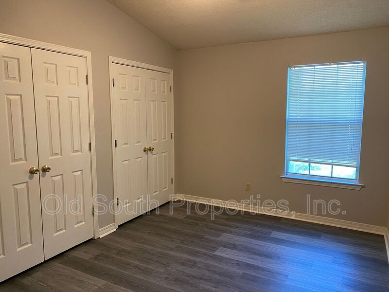 Centrally located & easy access to interstate & shopping! property image