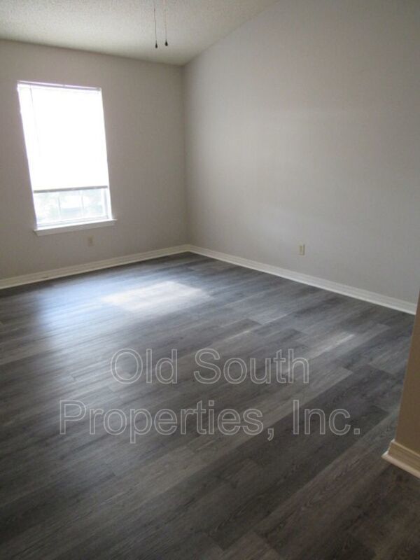 Centrally located & easy access to interstate & shopping! property image