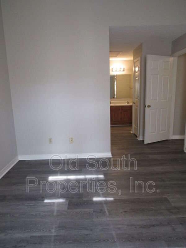 Centrally located & easy access to interstate & shopping! property image