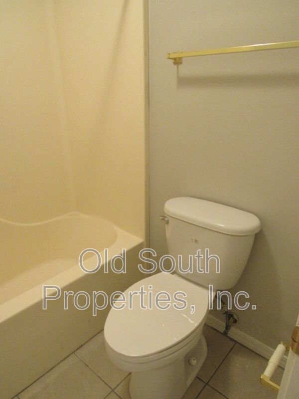 Centrally located & easy access to interstate & shopping! property image
