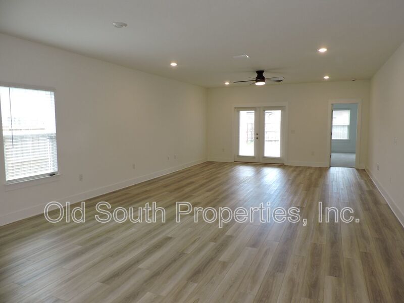 Easy access to bases, I-10 & Navy Federal campus! property image