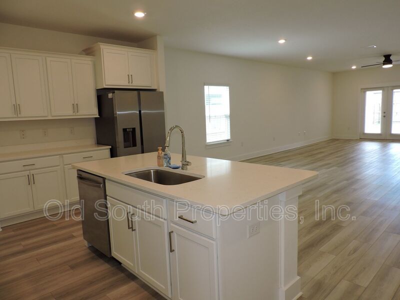 Easy access to bases, I-10 & Navy Federal campus! property image