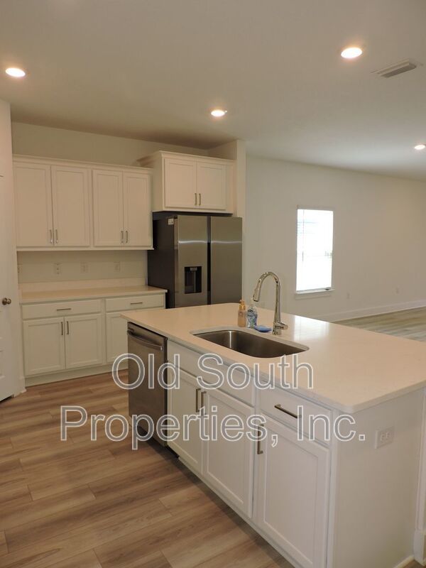 Easy access to bases, I-10 & Navy Federal campus! property image