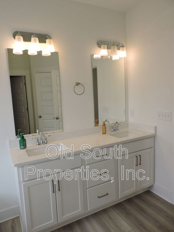 Easy access to bases, I-10 & Navy Federal campus! property image