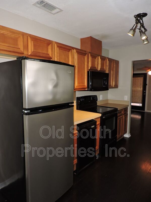 Convenient to interstate, schools & shopping! property image